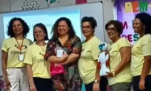 Equipe de clínica em treinamento com o Beo