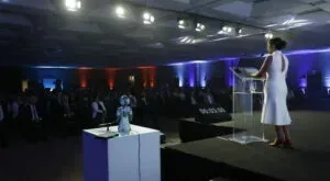 Beo no palco de uma palestra