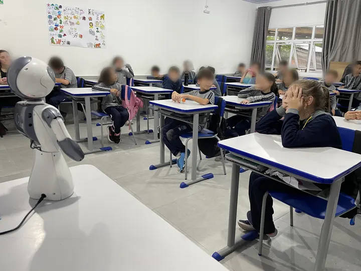 Beo talking with the class during a workshop